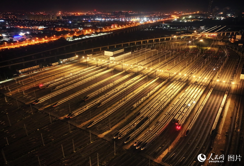 5月2日凌晨，铁路天津动车客车段动车运用所停放的动车组列车。(无人机拍摄)